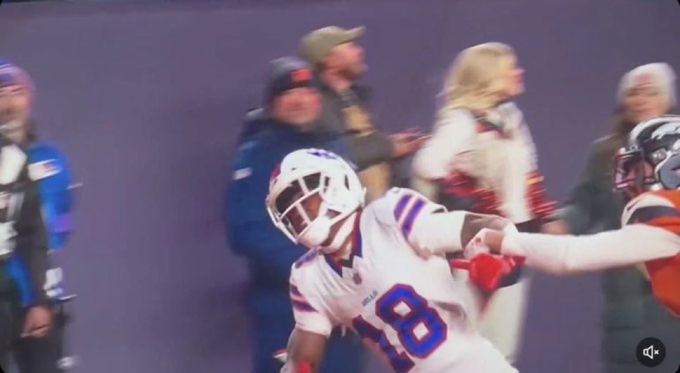 rmauck20's tweet photo. @CodyRoarkNFL @danorlovsky7 How about this? Would have been first down at the 1.  Historically speaking the Broncos should win that game bc the Bills turnovers. You can’t turn the ball over like that and win. https://t.co/8yCinJI6FT