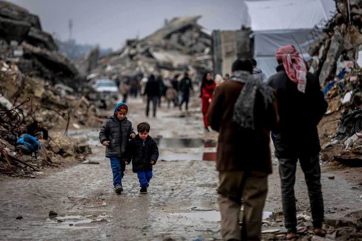 MedyaAlert's tweet image. Katil İsrail’in zorla yerinden ettiği Gazzeliler, soğuk hava koşulları altında zor şartlarda yaşıyor