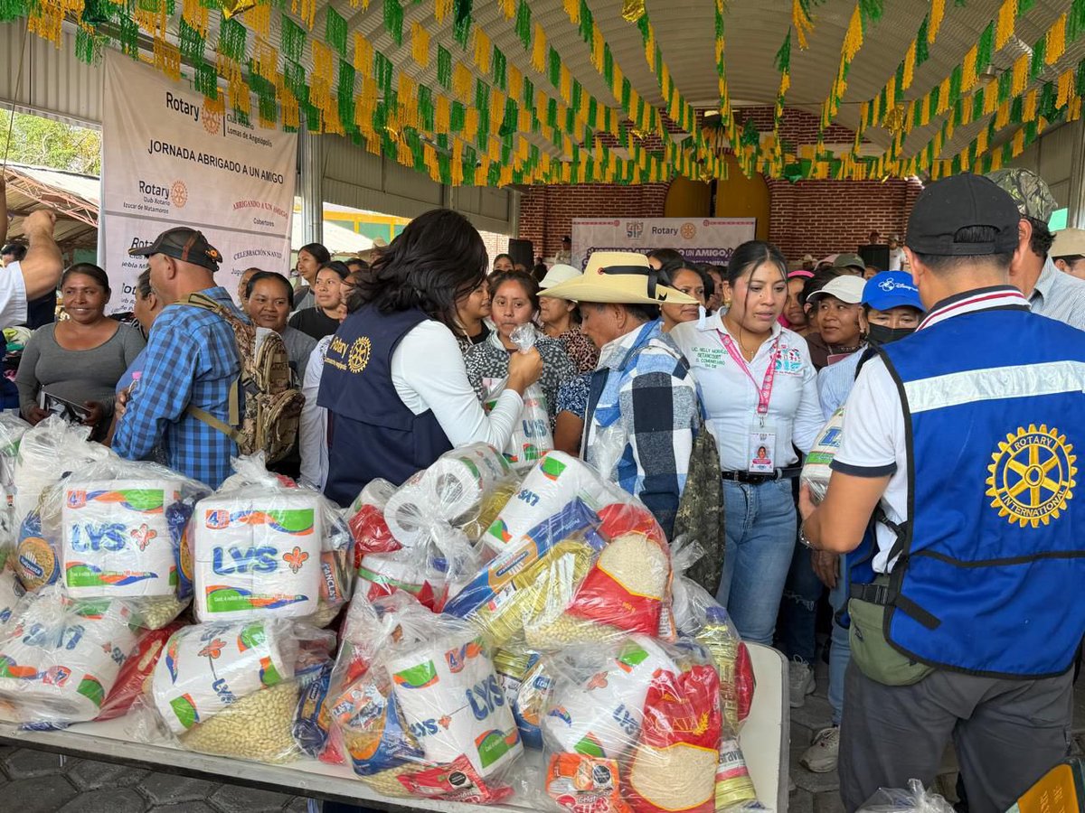 cursorinformat1's tweet image. #EnPuebla ‼️ La diputada del @PVEM_Puebla, @NormaPimentelMx con el Club Rotario de Lomas de Angelopolis, visitaron la comunidad de Xaltiangis, de Izúcar de Matamoros, para dar inicio a la jornada “Abrigando a un Amigo”, que brindar atención integral a las familias de la región.