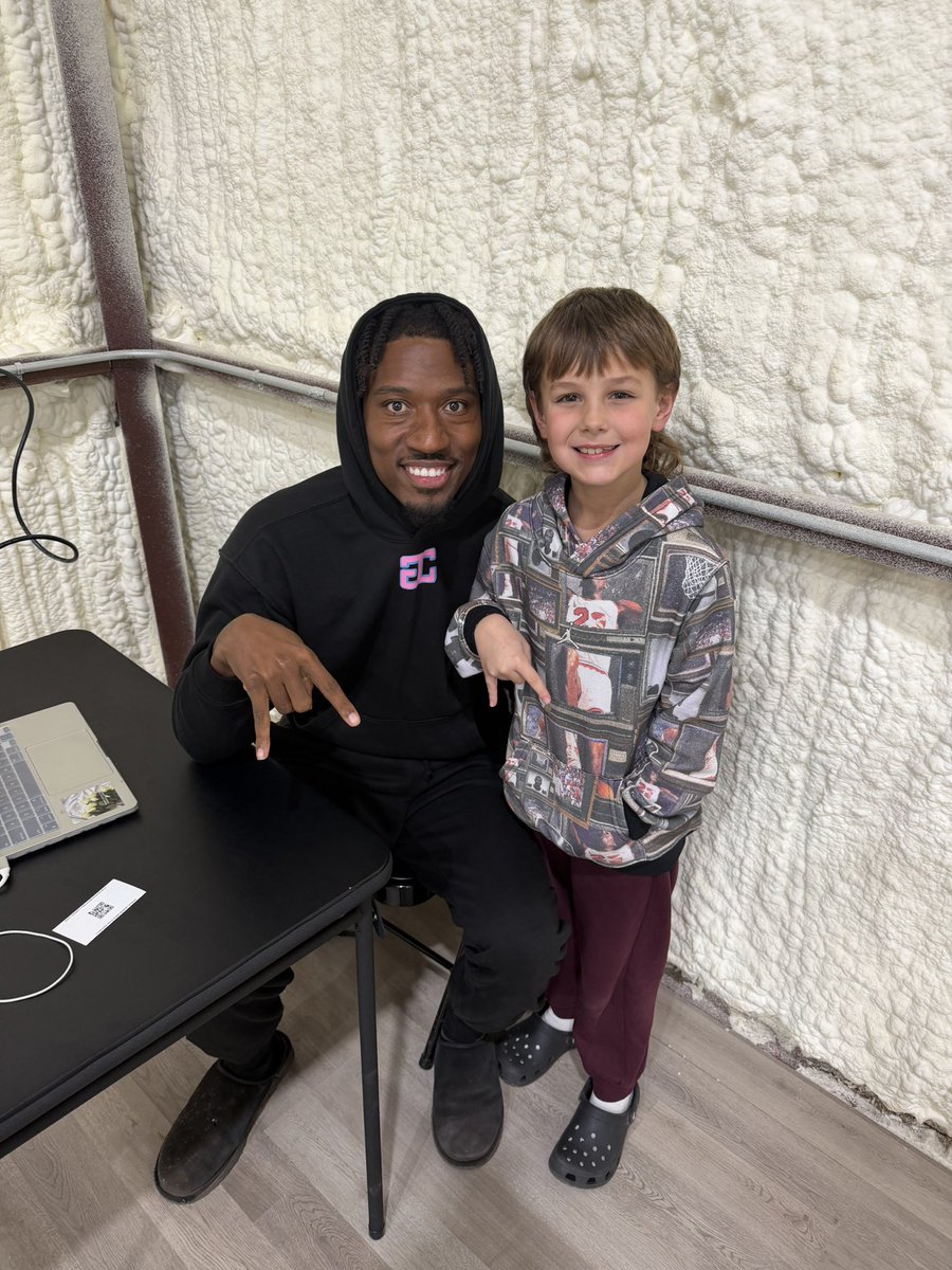 Hendrix got to meet an OU legend this weekend. It’s always #hornsdown <a href="/DedeTHEGreat11/">Dede Westbrook</a>