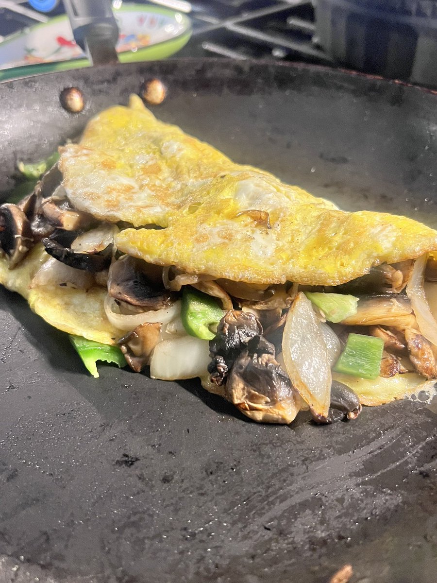 Sin  chilaquiles hoy…. Andamos modo fit por un rato,  toco omelette. Procedo al trámite Provecho