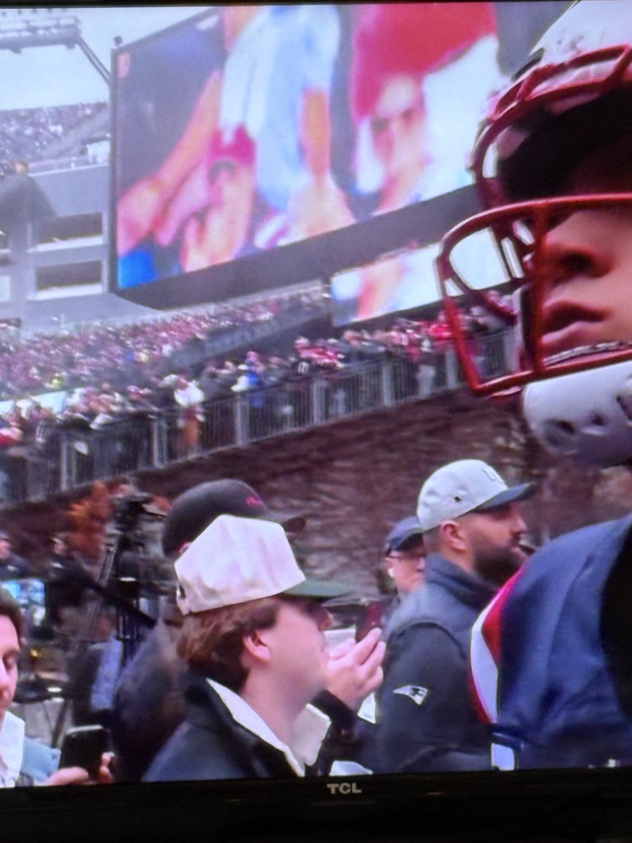 HarryBall__'s tweet photo. This is an insane way to wear a hat #Patriots #Texans #NFL https://t.co/MwnYaNWzsg