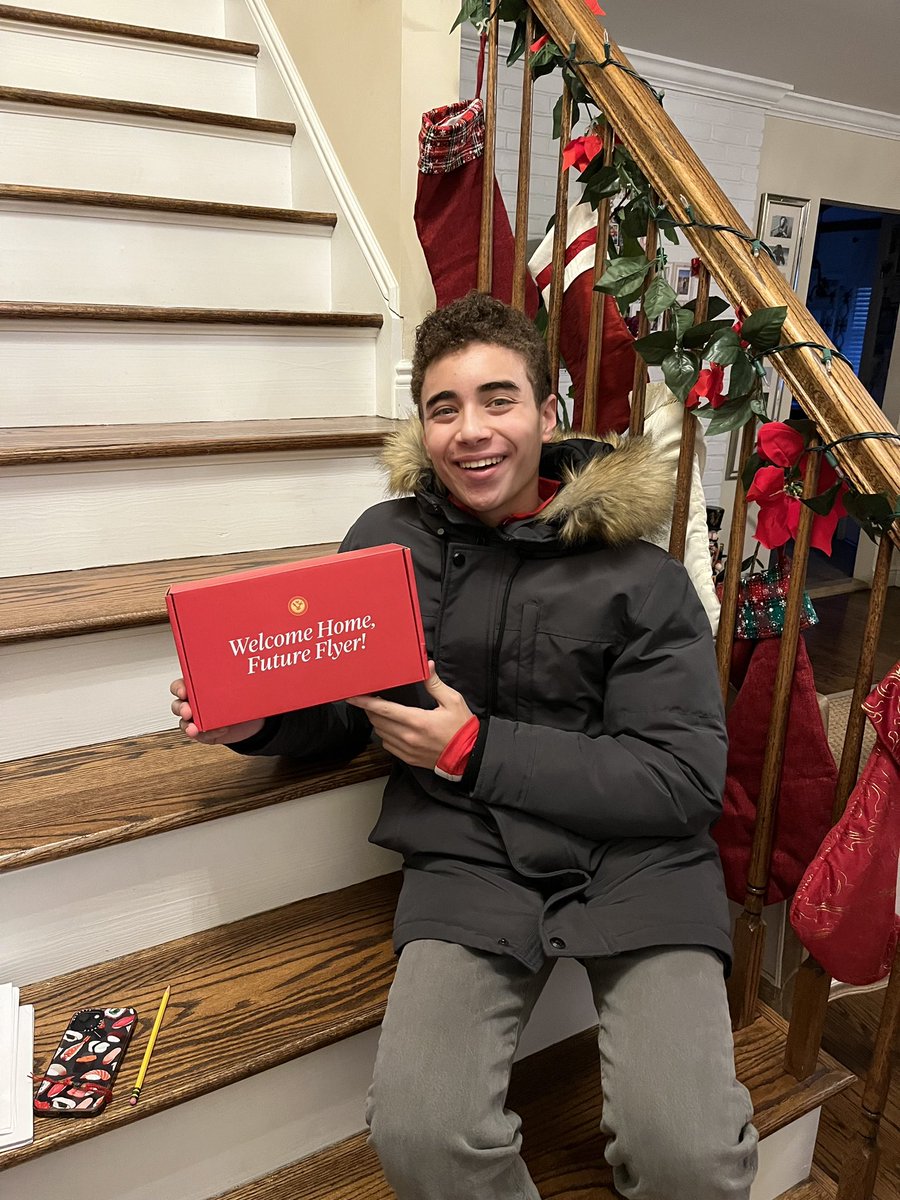 Chaminade_HS's tweet photo. POV: Your mailbox just changed your future. #CenturyClass https://t.co/Dkudzq0qRK
