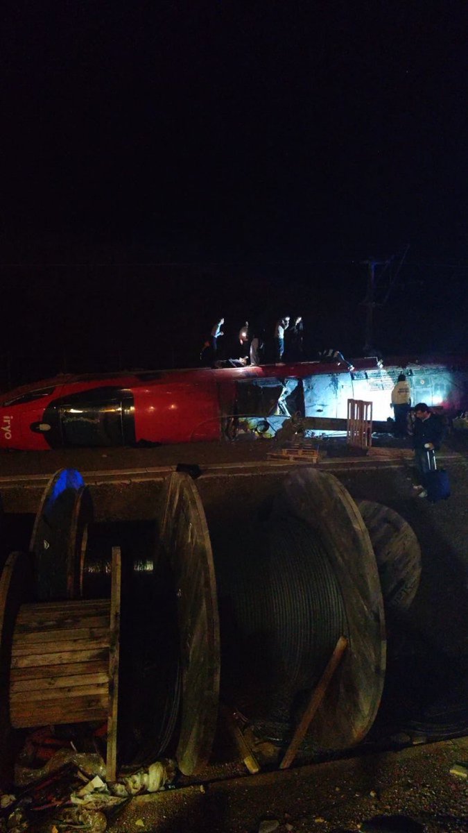 🇪🇸 URGENTE 🚨: Los servicios de emergencia están respondiendo después de que dos trenes de alta velocidad descarrilaran en Adamuz, en la región de Andalucía, España, con informes de múltiples víctimas.