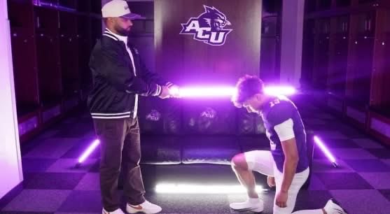 jaxgreene2026's tweet photo. “Praise Him with a clash of cymbals; praise Him with loud clanging cymbals. Let everything that breathes sing praises to the Lord! Praise the Lord!” - Psalms 150:5-6 
🙌🏽🙏🏽                                                                                        

WE MADE IT HOME 🏡💜😸
#GoWildcats #CDT #WTB @ACUedu 

https://t.co/ooKlcbUOSH