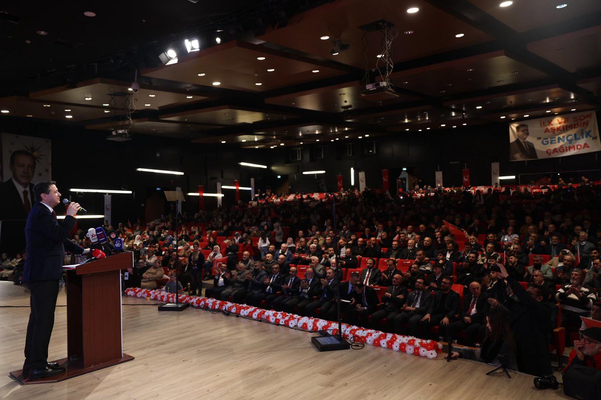 Kayseri'de AK Parti ve MHP'den istifa eden 1000 kişi Saadet Partisi'ne katıldı.

Yeni üyelere rozeti Genel Başkan Mahmut Arıkan taktı.