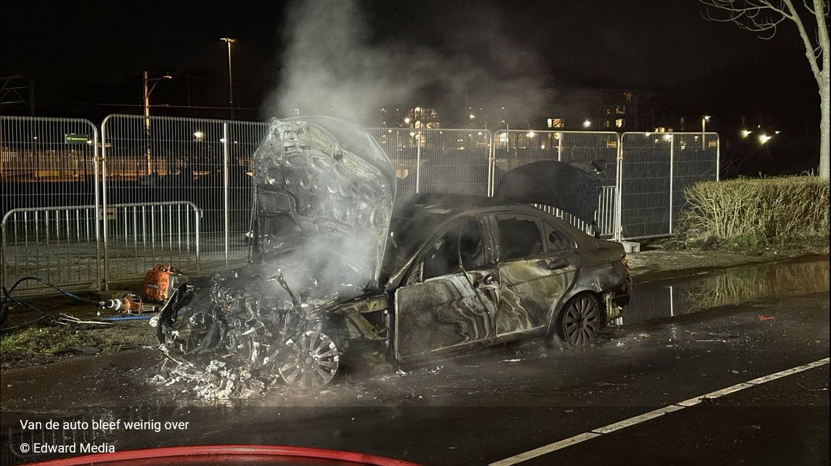 Automobilist rijdt kilometer met brandende auto