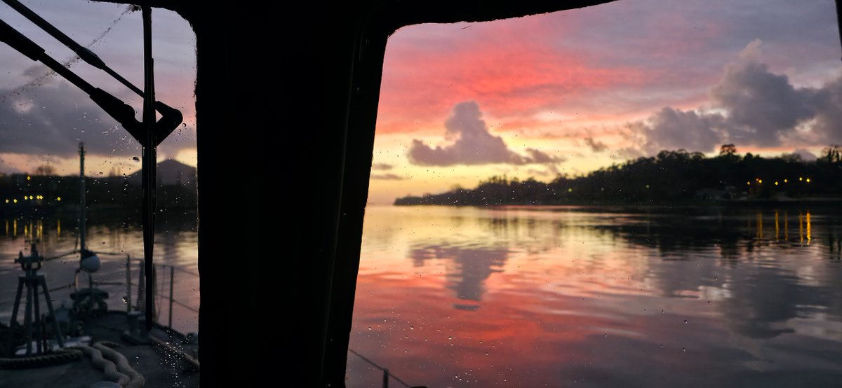 Armada_esp's tweet photo. ⚓️🇪🇸Terminamos la semana con la Bandera de España iluminando la puesta de sol desde #CaboFradera, navegando por el río #Miño.
#SomosLaArmada https://t.co/1ssAyJJD7m