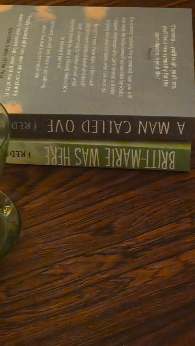 늦은 크리스마스 선물로 배크만 작가의 책을 선물받았어요 『오베라는 남자』랑 『브릿마리 여기 있다』영어 원서!