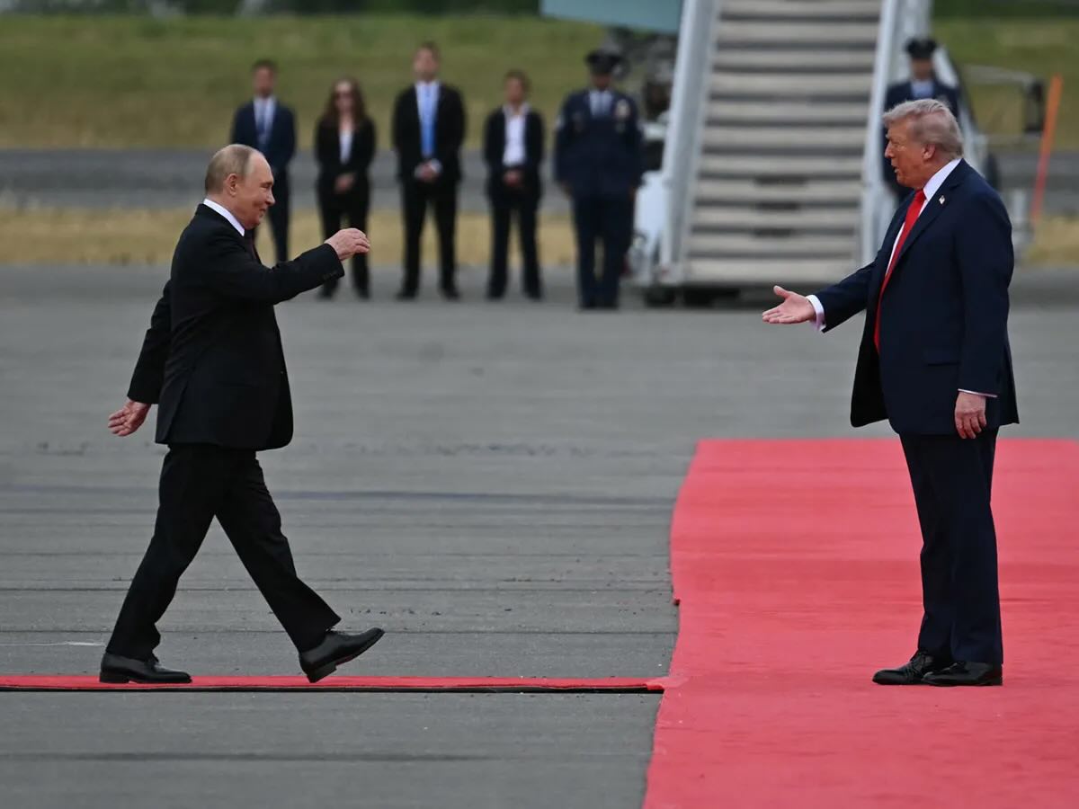 RealJakeBroe's tweet image. Trump wants everyone to believe he needs to take Greenland to protect the US from the guy he made American soldiers roll out the red carpet for in Alaska.