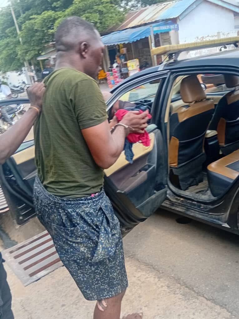 GhanaCrimes's tweet photo. 🚨 JUST IN:
A taxi driver foiled an armed robbery at Darkuman after ramming his vehicle into two suspects who had attacked a MoMo vendor and made away with GH¢7,700.

One suspect managed to escape, while the other was arrested. The taxi involved in the rescue was damaged during the brave intervention.