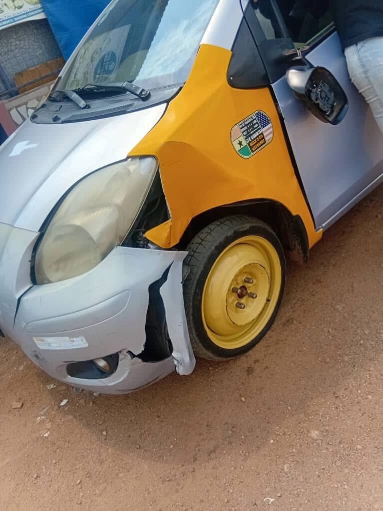 GhanaCrimes's tweet photo. 🚨 JUST IN:
A taxi driver foiled an armed robbery at Darkuman after ramming his vehicle into two suspects who had attacked a MoMo vendor and made away with GH¢7,700.

One suspect managed to escape, while the other was arrested. The taxi involved in the rescue was damaged during the brave intervention.