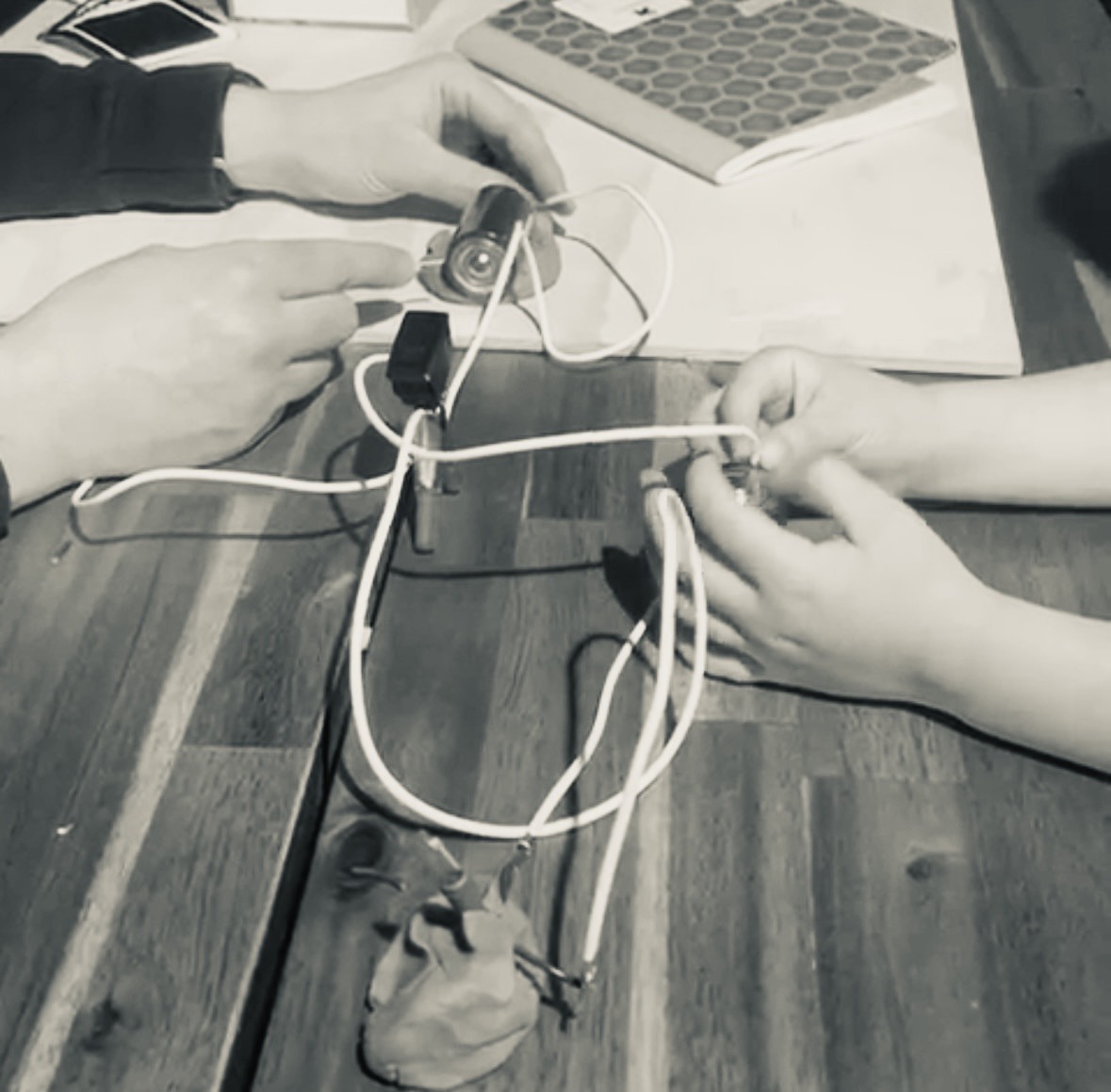 RealtyStacker's tweet image. Had a cool son, dad money lesson yesterday. It all started with his question- where does electricity come from? I thought man, what a cool question. Let's build a circuit to explain it. 

So off we went to Home Depot to pick up some basic items— a battery, wires and switch, then…