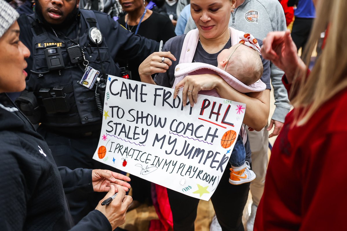GamecockWBB's tweet image. The line to see the GOAT @dawnstaley was long - thanks for the love Baltimore!