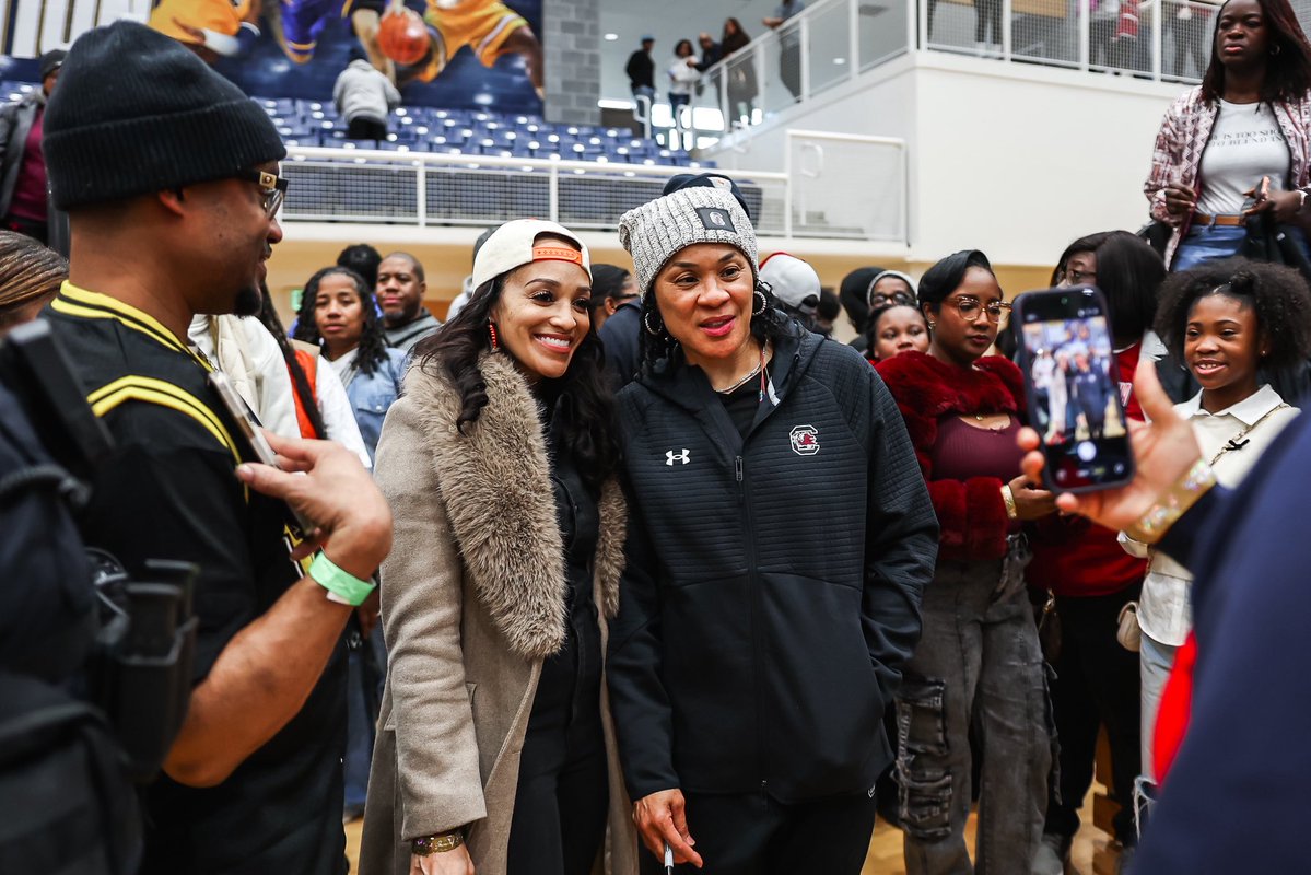GamecockWBB's tweet image. The line to see the GOAT @dawnstaley was long - thanks for the love Baltimore!