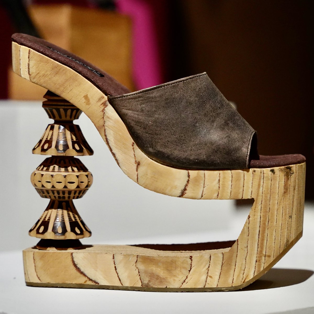 museofranzmayer's tweet photo. Molinillos para preparar chocolate... ¿en los zapatos?
🍫🍫
Descubre cómo @carlafdesign, en conjunto con artesanos de México, transforma estos utensilios tradicionales en zapatos atemporales.
✂️ Visita #ModaHoy en el Museo Franz Mayer
🎟️ https://t.co/SLXEIXDDay https://t.co/Nm0WC4jiKd