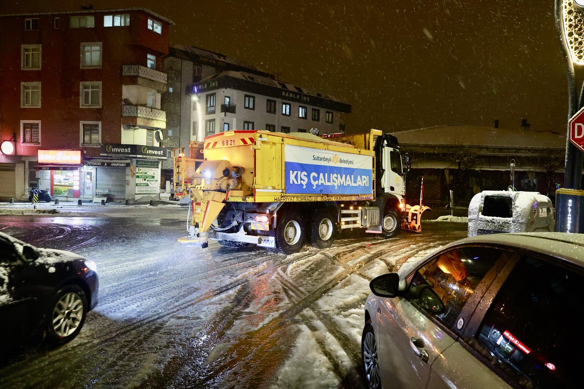 7/24 sahada, görevimizin başındayız! ❄️

Kar yağışının etkisini artırmasıyla birlikte, sahada fedakârca görev yapan ekiplerimizle bir araya gelip çalışmaları yerinde inceledik.

Hemşehrilerimizin huzuru ve güvenliği için var gücüyle gayret gösteren tüm mesai arkadaşlarıma