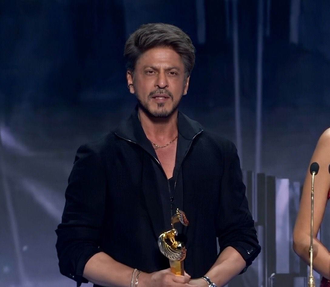 KollyCensor's tweet photo. Breaking : #HandeErçel caught filming the superstar #ShahRukhKhan𓀠 khan at Joy Award function. 

Turkish Actress ‘Hande Ercel’ was spotted enthusiastically capturing photos of Bollywood superstar Shahrukh khan at Riyadh Awards ceremony. https://t.co/sM0RMydtRu