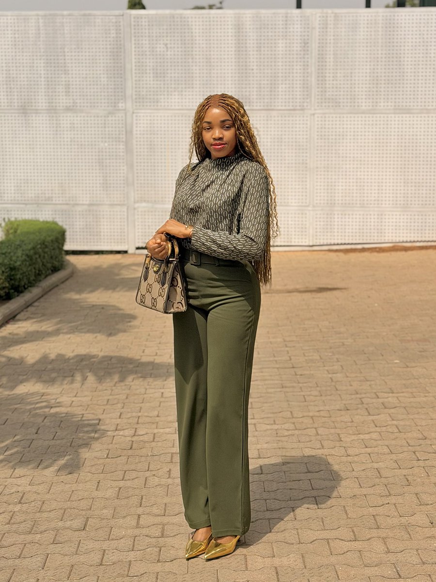 Idorenyin_M's tweet photo. Cheers to a new week 💚 https://t.co/sj8bk6YtsF