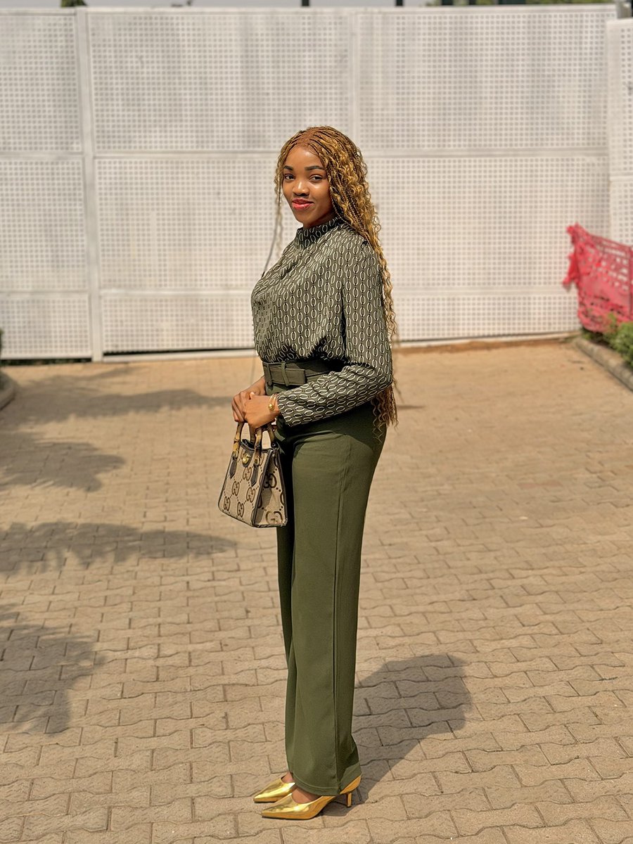 Idorenyin_M's tweet photo. Cheers to a new week 💚 https://t.co/sj8bk6YtsF