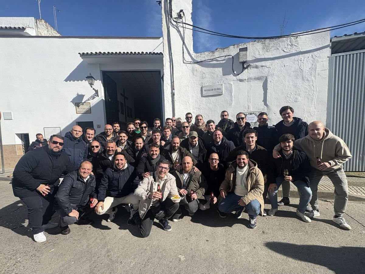 EsperanzaHdad's tweet photo. ACTUALIDAD | La cuadrilla de costaleros de María Santísima de la Esperanza celebra su igualá y realiza un donativo para el proyecto del paso de palio. https://t.co/PEiFBY4Ggo