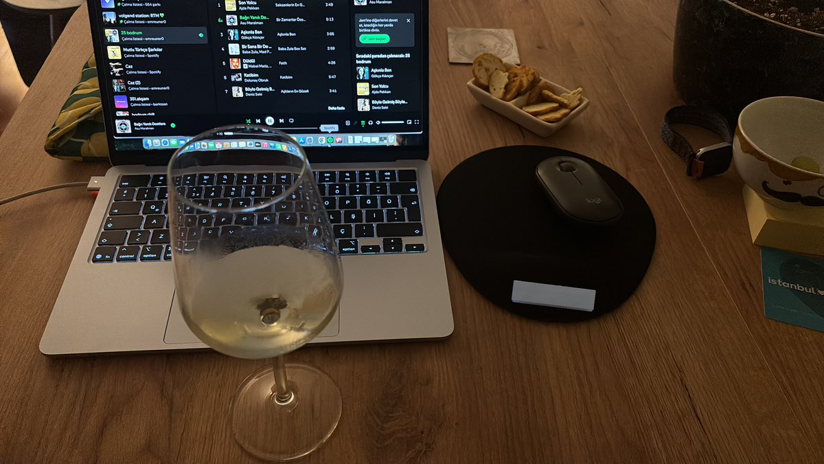 cmndd's tweet image. diren narince + sarkilar. but still no one to drink with. 

klasik bi pazar diyeblrz...