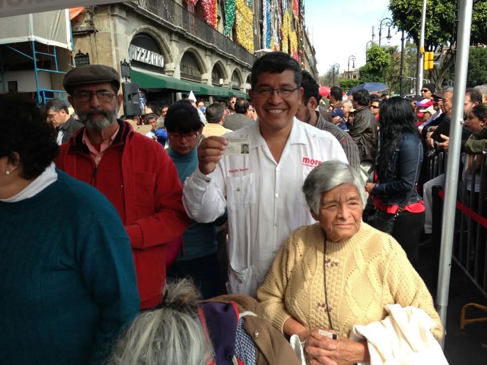 froylanyescas's tweet photo. Hace 13 años, el primer día de afiliación de #Morena en el zócalo de la Ciudad de México. 
No fundamos solamente un instrumento político, somos la voluntad colectiva de transformar a México. 
¡Es un honor luchar con Obrador, es un honor estar con Claudia hoy! https://t.co/K2TP6vfTtM