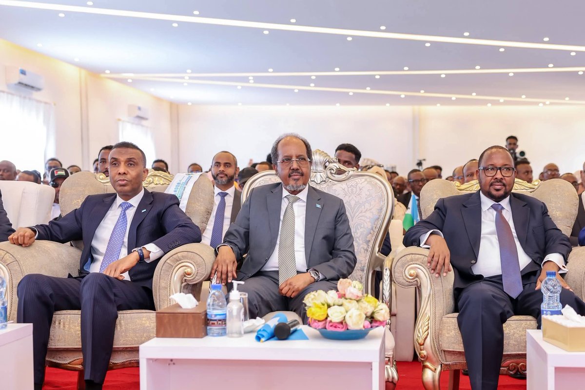 Moha_Abdullahi1's tweet photo. Laascaanood – Waqooyi Bari Soomaaliya

Ugu horrayn, waxaan si qoto dheer ugu mahadcelinayaa dhammaan hay’adihii amniga, guddiyadii qabanqaabada iyo guud ahaan shacabka deegaanka, kuwaas oo door muuqda ka qaatay in xafladdu ku qabsoonto jawi nabadeed, deggenaan buuxda leh iyo kala dambeyn sare. Tani waxay muujisay bisayl siyaasadeed, karti hoggaamineed iyo mas’uuliyad wadareed ku dayasho mudan.

Sidoo kale, waxaan u  mahadcelinayaa Madaxda Qaranka ee Jamhuuriyadda Federaalka Soomaaliya oo uu ugu horeeyo madxweyne Xasan Shiikh Maxamuud iyo Ra'isul wasaare Xamze Cabdi Barre kuwaas oo ka soo qaybgalay xafladda, taas oo caddeyn u ah taageeradooda, hagar la’aantooda iyo ka go’naanshahooda horumarinta nidaamka federaalka iyo dowlad-dhiska dalka.

Waxaan adkeeynayaa  muhiimadda ay leedahay xoojinta midnimada qaranka, ilaalinta wadajirka ummadda Soomaaliyeed iyo ka shaqeynta danaha guud ee dalka.

 Xafladda caleemasaarka hogaanka Waqooyi Bari Soomaaliya waxay noqotay fursad lagu muujiyay in kala duwanaanshaha maamulada uusan wiiqayn midnimada qaranka, balse uu xoojin karo haddii si masuuliyad leh loo maareeyo.

Ugu dambayn, waxaan kula dardaarmayaa Hoggaanka cusub  in ay mudnaanta siiyaan nabadda, caddaaladda, wada-tashiga iyo horumarinta adeegyada aasaasiga ah ee bulshada, isla markaana ay si dhow ula shaqeeyaan Dowladda Federaalka Soomaaliya iyo hay’adaha kale ee qaranka. 

Gabagabadii, waxaan mar kale hambalyo iyo bogaadin u dirayaa Hoggaanka cusub iyo shacabka Waqooyi Bari Soomaaliya, anigoo u rajeynayaa in hoggaanka cusub uu horseedi doono nabad waarta, horumar loo dhan yahay iyo mustaqbal ifaya oo ay wadaagaan dhammaan shacabka Waqoori Bari soomaaliya iyo guud ahaan shacabka soomaaliyeed.