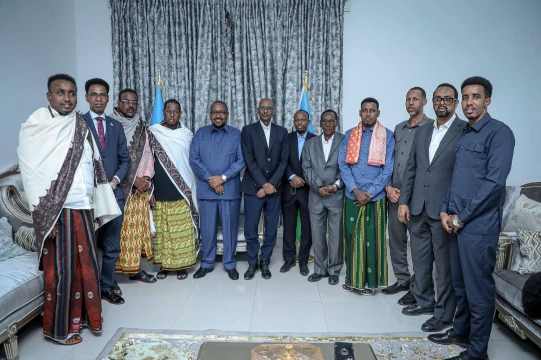 Moha_Abdullahi1's tweet photo. Laascaanood – Waqooyi Bari Soomaaliya

Ugu horrayn, waxaan si qoto dheer ugu mahadcelinayaa dhammaan hay’adihii amniga, guddiyadii qabanqaabada iyo guud ahaan shacabka deegaanka, kuwaas oo door muuqda ka qaatay in xafladdu ku qabsoonto jawi nabadeed, deggenaan buuxda leh iyo kala dambeyn sare. Tani waxay muujisay bisayl siyaasadeed, karti hoggaamineed iyo mas’uuliyad wadareed ku dayasho mudan.

Sidoo kale, waxaan u  mahadcelinayaa Madaxda Qaranka ee Jamhuuriyadda Federaalka Soomaaliya oo uu ugu horeeyo madxweyne Xasan Shiikh Maxamuud iyo Ra'isul wasaare Xamze Cabdi Barre kuwaas oo ka soo qaybgalay xafladda, taas oo caddeyn u ah taageeradooda, hagar la’aantooda iyo ka go’naanshahooda horumarinta nidaamka federaalka iyo dowlad-dhiska dalka.

Waxaan adkeeynayaa  muhiimadda ay leedahay xoojinta midnimada qaranka, ilaalinta wadajirka ummadda Soomaaliyeed iyo ka shaqeynta danaha guud ee dalka.

 Xafladda caleemasaarka hogaanka Waqooyi Bari Soomaaliya waxay noqotay fursad lagu muujiyay in kala duwanaanshaha maamulada uusan wiiqayn midnimada qaranka, balse uu xoojin karo haddii si masuuliyad leh loo maareeyo.

Ugu dambayn, waxaan kula dardaarmayaa Hoggaanka cusub  in ay mudnaanta siiyaan nabadda, caddaaladda, wada-tashiga iyo horumarinta adeegyada aasaasiga ah ee bulshada, isla markaana ay si dhow ula shaqeeyaan Dowladda Federaalka Soomaaliya iyo hay’adaha kale ee qaranka. 

Gabagabadii, waxaan mar kale hambalyo iyo bogaadin u dirayaa Hoggaanka cusub iyo shacabka Waqooyi Bari Soomaaliya, anigoo u rajeynayaa in hoggaanka cusub uu horseedi doono nabad waarta, horumar loo dhan yahay iyo mustaqbal ifaya oo ay wadaagaan dhammaan shacabka Waqoori Bari soomaaliya iyo guud ahaan shacabka soomaaliyeed.