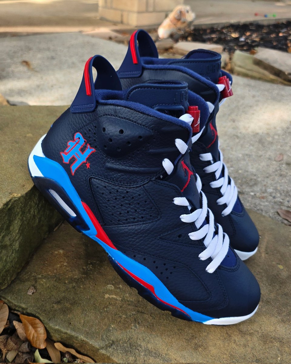 Game time!!! 

Which pair would you rock? 

Retro 4 (left) or Retro 6 (right)

#Texans #GoTexans #TexansvsPatriots #SwarmCity #Houston #HtownMade