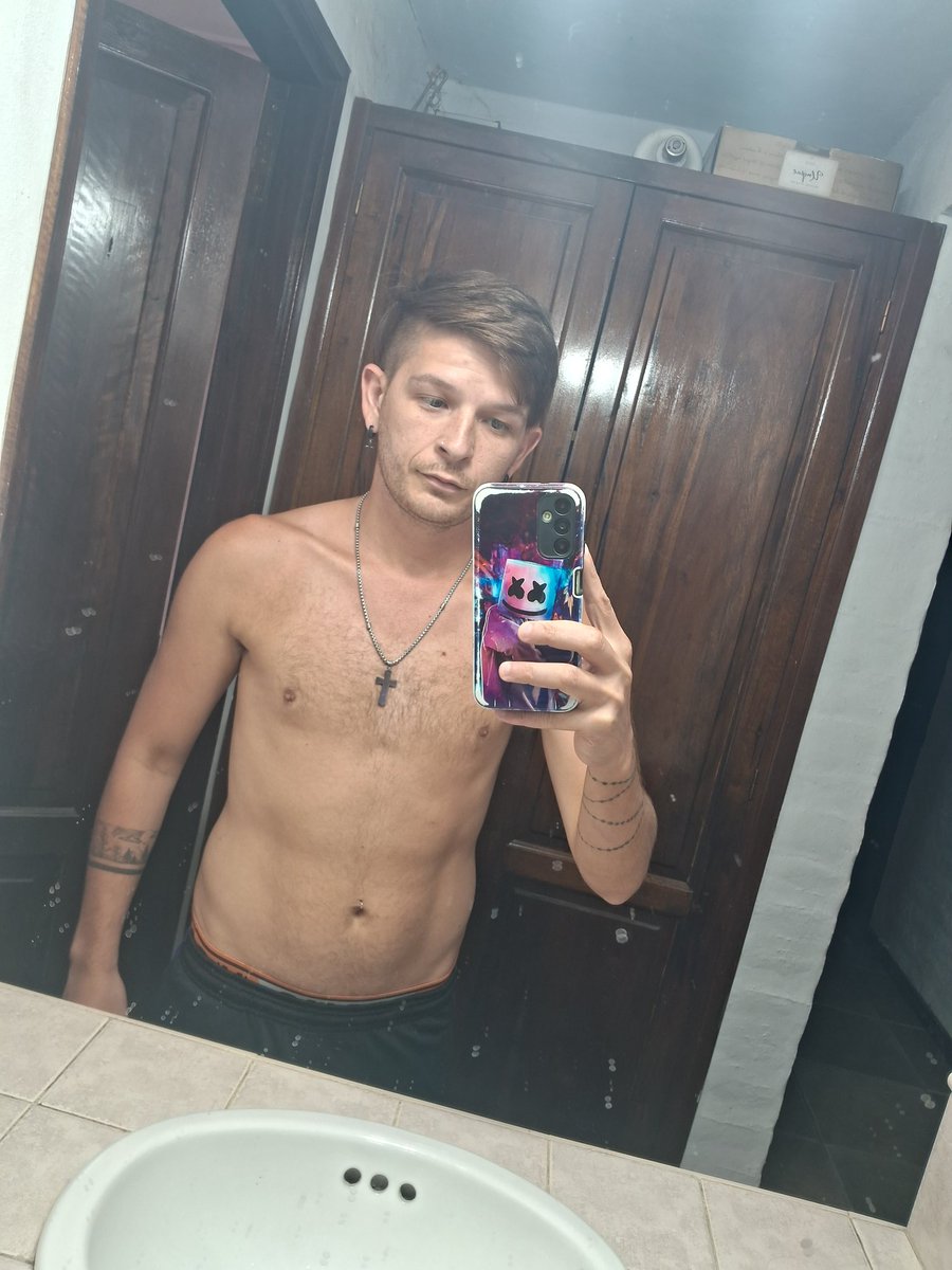 Recuerdo cuando te pasaba
La mano acariciando el pelo
Esa risa que me enamoraba
Tus ojo', un pedazo del cielo
Porque uno no valora el corazón
Hasta que nos toca perderlo
Sé que volver para ti no es una opción
¿Pero dónde dice no volver a vernos?