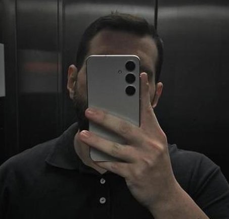 AngYayan's tweet image. さしあたり家でビデオ通話。再び 🧔