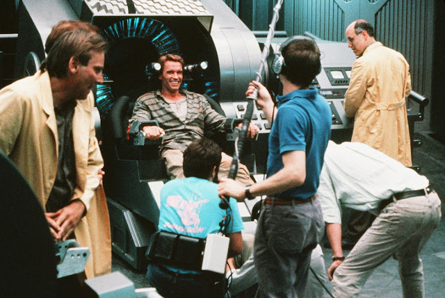 filmfilicos's tweet photo. Fotos tras las cámaras de de la película de 1990: Destino total, con Arnold Schwarzenegger https://t.co/Rb8GvVP5q3

#FotosDeCine #MakingOff https://t.co/eJrovEYFiR