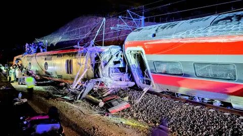 #Huelva vuelve a ser víctima del abandono de nuestros trenes. 
La negligencia de quienes dicen gobernarnos supera todos los límites

Los onubenses llevamos años avisando del estado en el que se encuentra vías, vagones y servicio en general

2 personas muertas para reaccionar?
