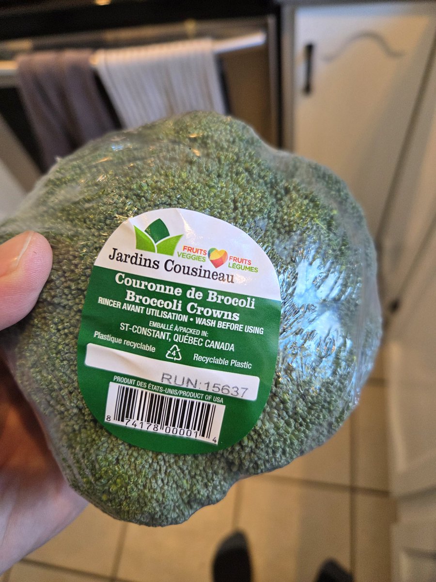 clitauvife's tweet photo. Un brocoli qui semble venir du Québec,  Jardins Cousineau. 
Emballé a St-Constant. 

Le hic , ca se peut pas un brocoli du Québec  en janvier , faut lire plus bas en petit : Produits des USA. 

Ca doit etre la nouvelle méthode pour en vendre et éviter un boycott https://t.co/s85EytJxgd