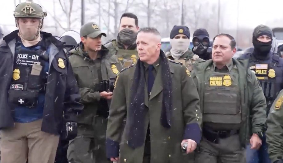 tonfvandijk's tweet photo. Een man in een jas die een ongeclausuleerde verwijzing is naar de Nazi's met zijn milities op zoek naar mensen om op te pakken. Een integere president die dit beeld ziet grijpt in. Dat dit niet gebeurt zegt alles en zou iedereen zorgen moeten baren. https://t.co/p8eLdbN3Dm