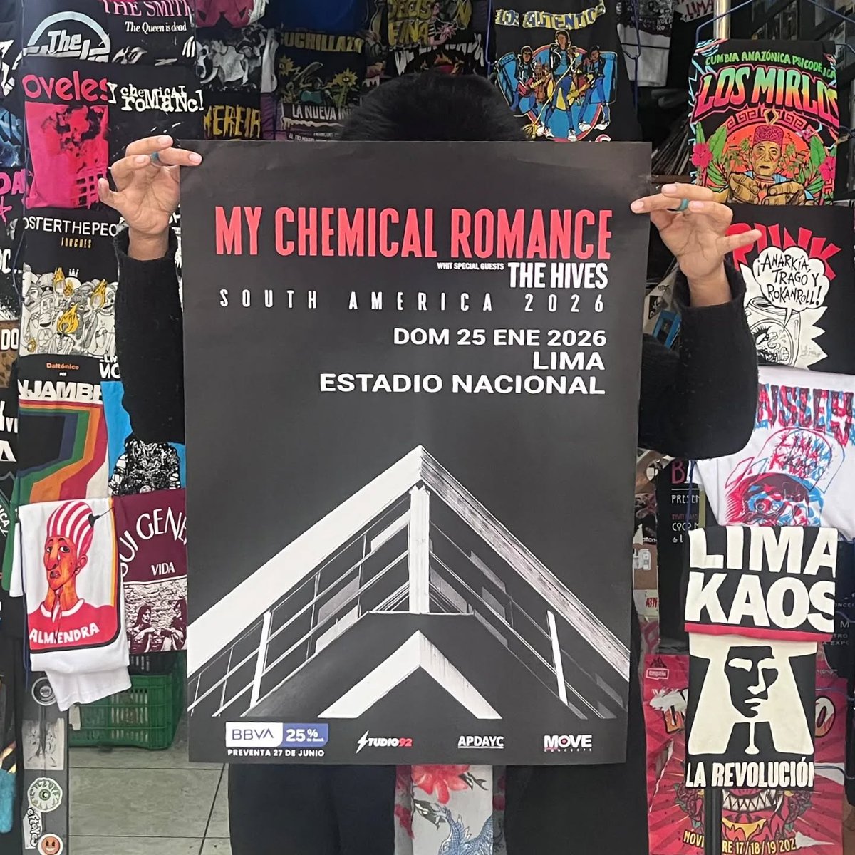 ElGritoPeru's tweet photo. Este 25/ENE My Chemical Romance en Lima. ¿Ya sabes que tenemos camisetas, pines, parches y el afiche del concierto? ¡📢 Pasa la voz! #MCRPERU https://t.co/c5K75u6xxO