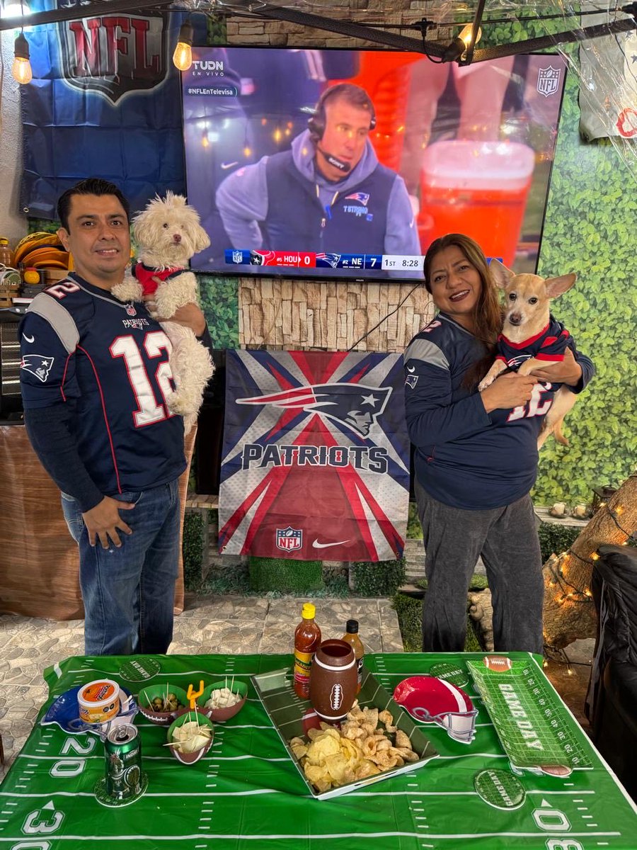 nicolassoprano's tweet photo. Disfrútalo de domingo en familia de NFL #NFLEnTelevisa https://t.co/OQGIFElh0b