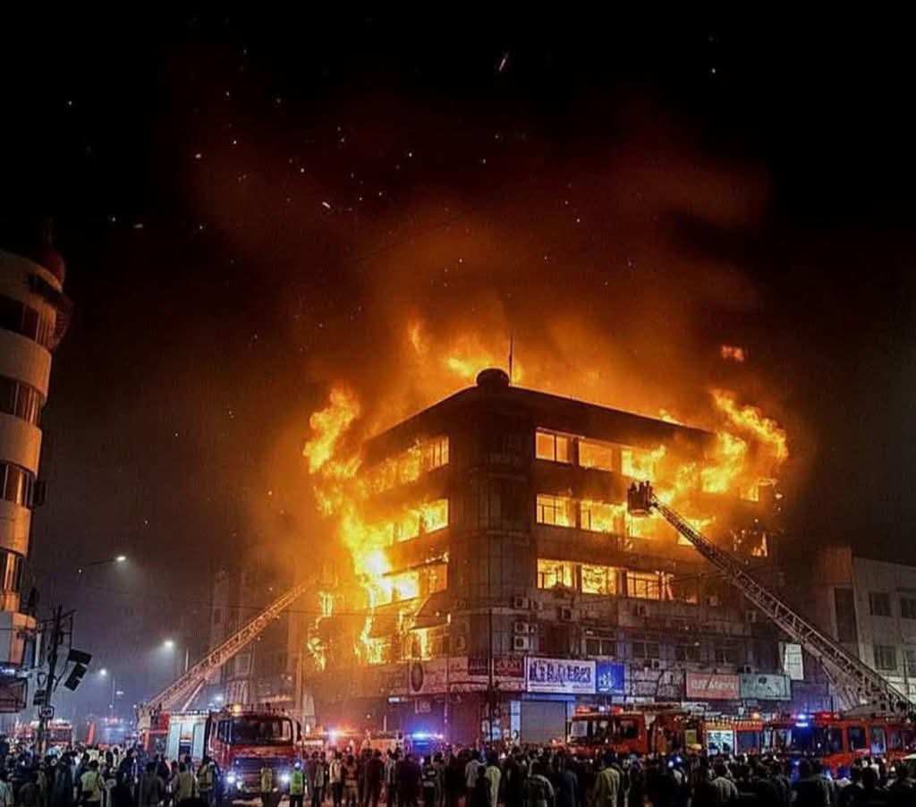 جلتا ہوا گل پلازہ 
سچ پوچھیں تو دلی دکھ ہوا ہے انسانی جانوں کے یک لخت ختم ہوجاناجو زندہ بچ گئے ان سینکڑوں مزدوروں کے روزگار 
 ختم  ہوگئے، کراچی کی تاریخی و ثقافتی شاپنگ سینٹر جہاں لوگ خواب ا خریدتے تھے ، اج اجڑ گیا
ذمہداران کو کڑی سزا ملنی چاہئے 
#GulPlaza