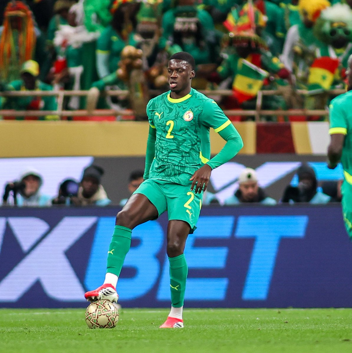 _BeFootball's tweet image. Il en faut de la personnalité quand on entre dans le XI à partir des 1/2 finale d’une CAN, et surtout en entrant en jeu

Mamadou Sarr le fait 𝗔𝗩𝗘𝗖 𝗕𝗥𝗜𝗢 💎🇸🇳 

Tellement prometteur.