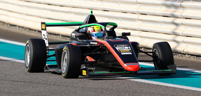 Italiaracing's tweet photo. Le penalità della terza gara dell'#UAE4 a Yas Marina: @officialrowancp 'sale' sul podio 

https://t.co/JAKY9Upn6I via @italiaracing.net https://t.co/m1Vte2KyAa