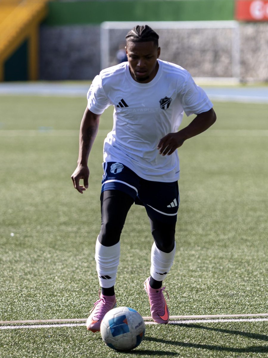 CremasOficial's tweet photo. Prime entrenamiento de Janpol como jugador Crema 👻⚽️

#VamosCremas https://t.co/sAX3phuBAP