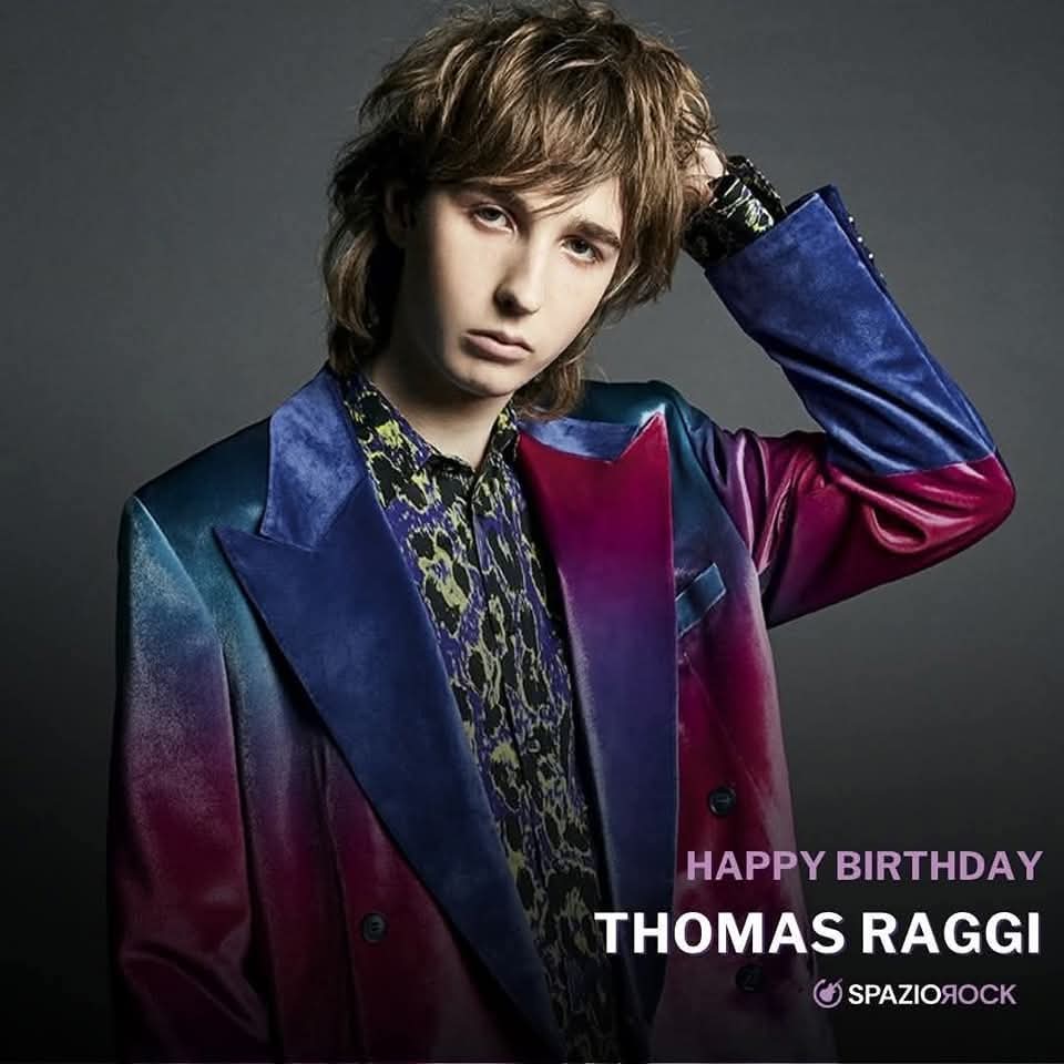 Dicono che continua a suonare finché <a href="/rafcapuozzo/">Raffaele Capuozzo</a> non gli fa gli auguri per il genetliaco.