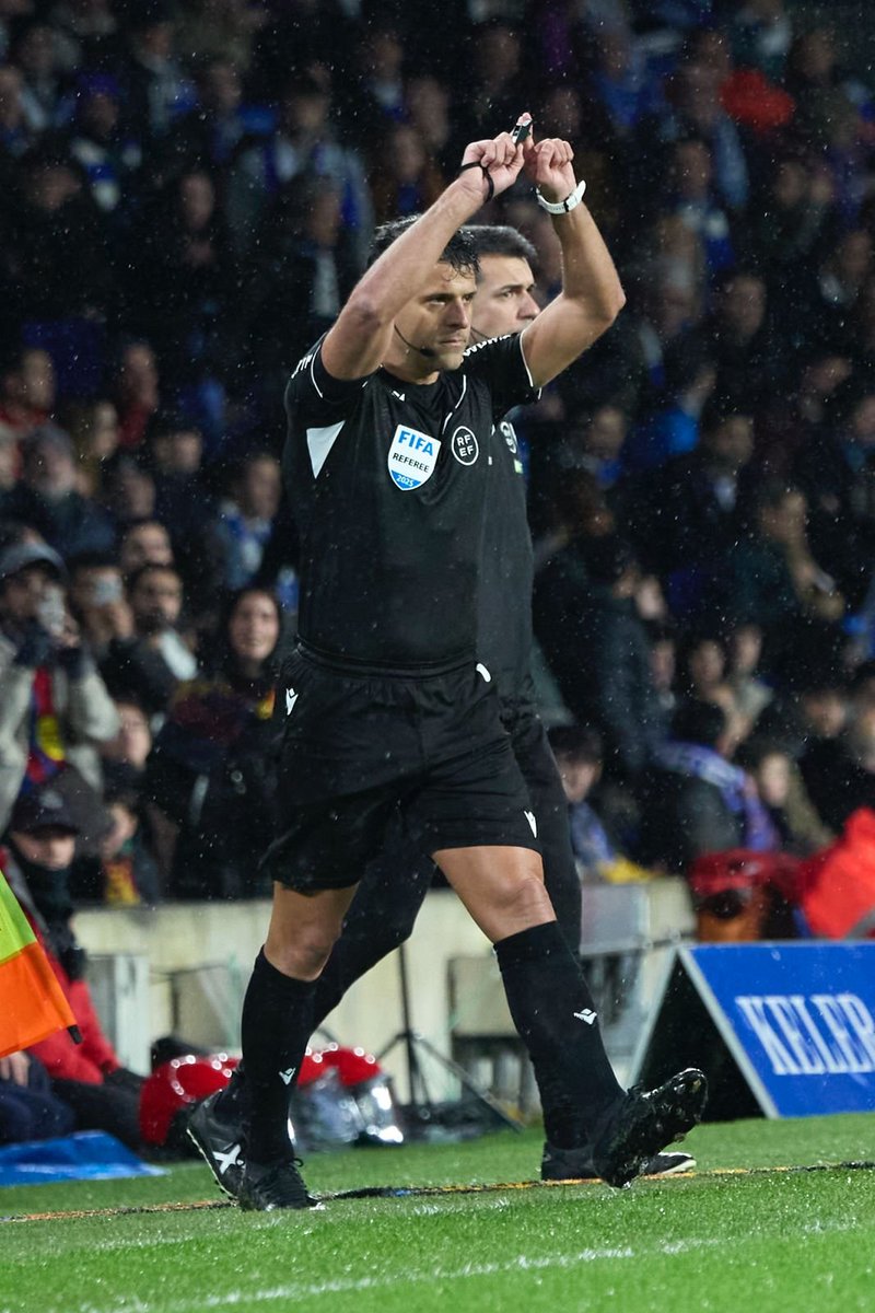 sport's tweet photo. 📺👎La imagen de la primera parte. El Barça anotó tres goles... y ninguno subió al marcador.

▪️6': Gol anulado a Fermín por falta previa de Olmo a Kubo.
▪️20': Gol anulado a De Jong por fuera de juego.
▪️26': Gol anulado a Lamine Yamal por fuera de juego. https://t.co/YIDtzdnKyi