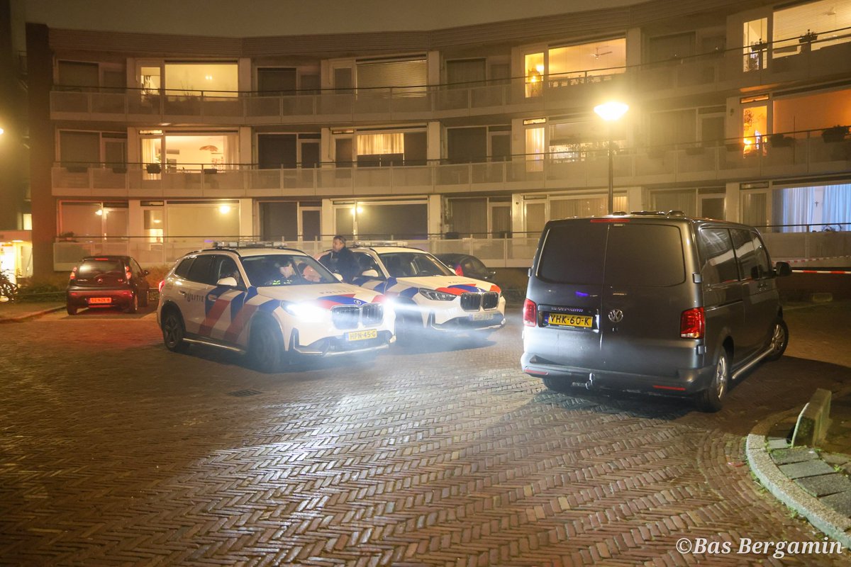 pers0251's tweet photo. Zondagmiddag rond 17.50 uur zijn bij een mishandeling aan de #Raep in #Beverwijk twee mensen gewond geraakt. Zij waren aanspreekbaar en zijn voor controle overgebracht naar het #ziekenhuis.

Kort na het incident hield de politie in de omgeving drie personen aan. Daarbij is een #waarschuwingsschot gelost, maar er raakte niemand gewond.

De #politie onderzoekt wat er precies is gebeurd en vraagt getuigen en mensen met informatie zich te melden.