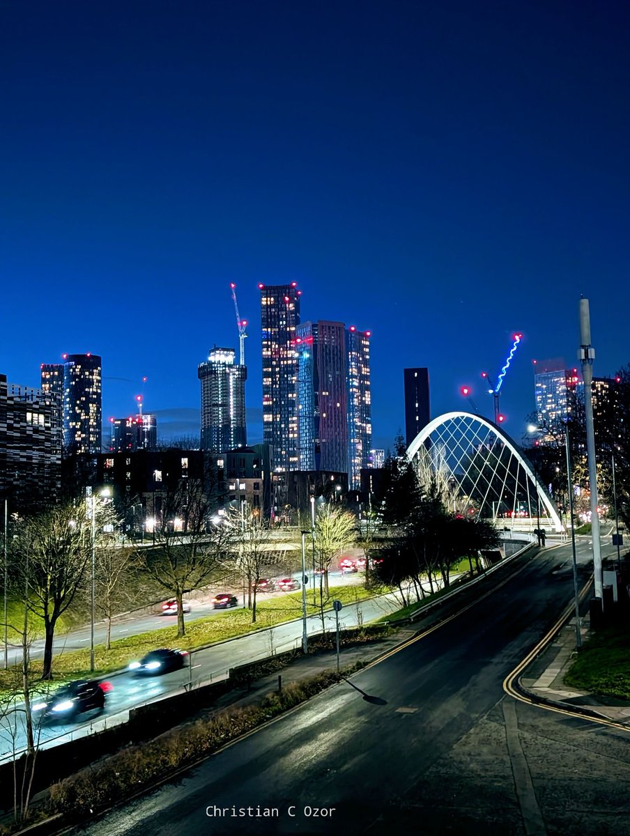 ozor_cc's tweet photo. Manchester skyline shines bright under calm dark night sky. https://t.co/Ld3ZEpgZK1