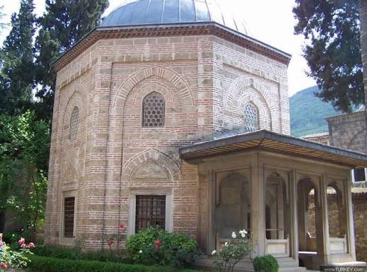 HANİ DİNDE ZORLAMA YOKTU…

“Bursa’da Şehzade Mustafa Türbesi…
Mahidevran’ın hislerini anlamaya çalıştıktan sonra Ulu Cami’ye gittim. Bursa’nın Ayasofya’sı denen bir tarih…

Camiye girerken ayakkabılarım çalınmasın diye çıkarıp elime aldım ve içeri girdim. (Neden hiç galoş