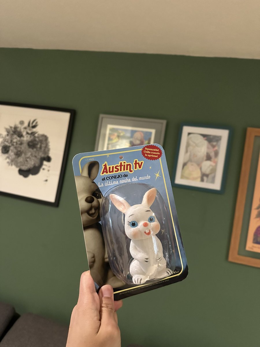 Aunque a veces quiera negarlo, el significado de ese conejo en mi vida es muy grande, que ahora esté en mi sala creo que es un bonito recuerdo de una de las mejores etapas de mi vida y siento que tmb un pequeño guiño a Lillianne lamento mucho olvidarme de decir adiós