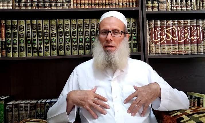 DailyMucahid's tweet photo. Suriyeli alim Abdurrezzak el Mehdi:

(Haseke'deki katliam ile ilgili)

"Ey gençler, ey aşiretlerin, kabilelerin adamları ve bölge halkı; görevi siz üstlenin! Anlaşmayı bozan kim varsa onu yok edin, yok edin!" https://t.co/sQyWU5ya0S