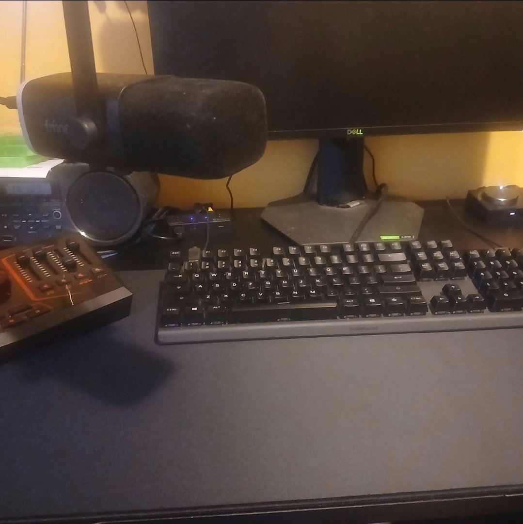 MetriusMD's tweet image. Just for my #birthday all new everything pc and mic with a mixer